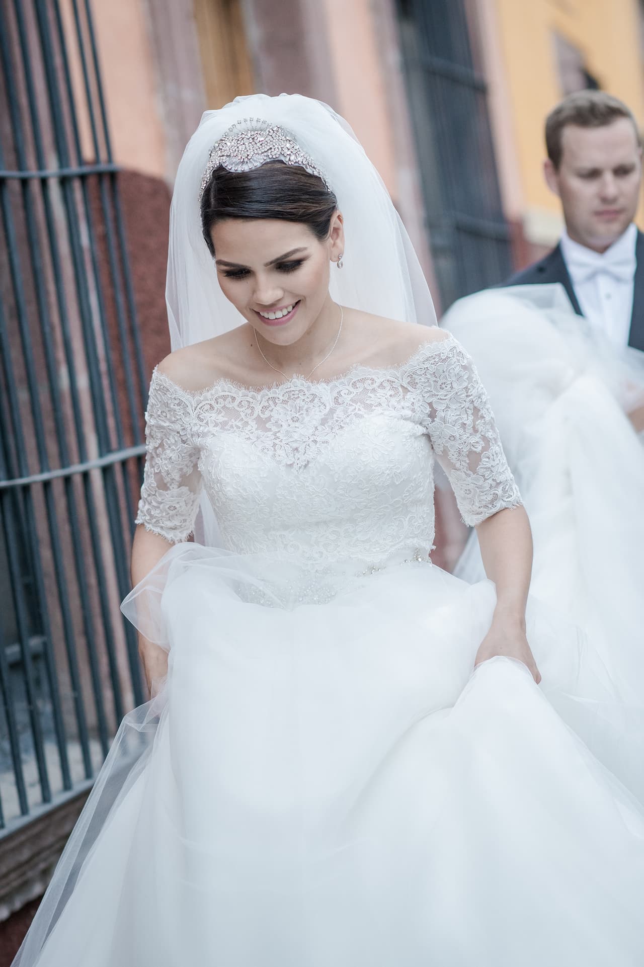 Karina Banda, presentadora de A Primera Hora, dio el sí en el altar. En una emotiva ceremonia religiosa, precedida por una colorida celebración por las calles de San Miguel de Allende en el estado de Guanajuato, México.