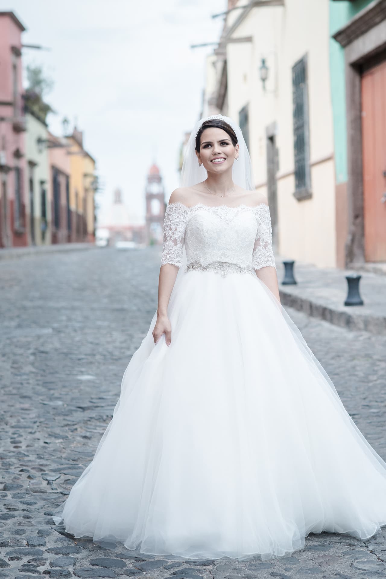 Karina Banda, presentadora de A Primera Hora, dio el sí en el altar. En una emotiva ceremonia religiosa, precedida por una colorida celebración por las calles de San Miguel de Allende en el estado de Guanajuato, México.