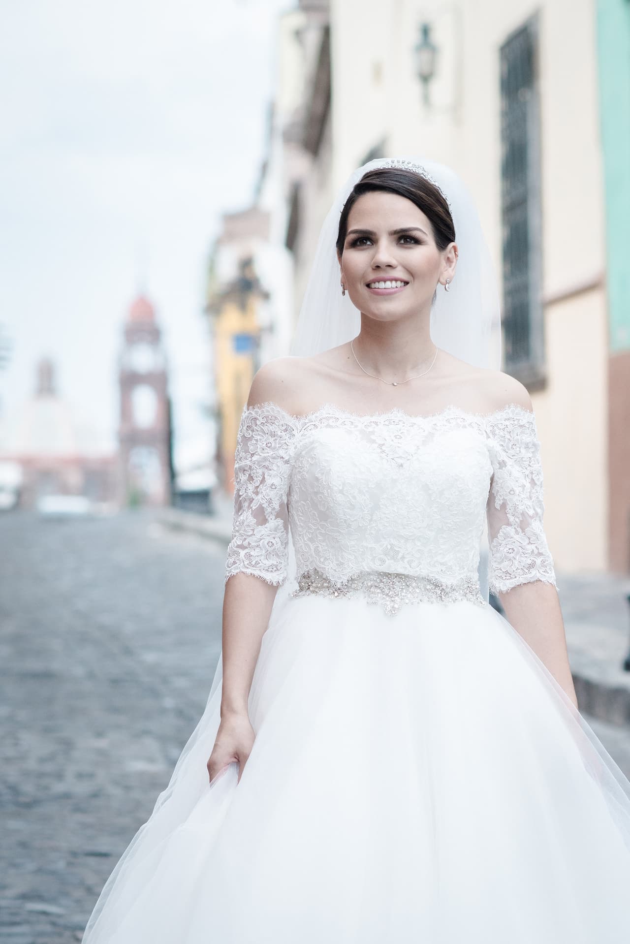 Karina Banda, presentadora de A Primera Hora, dio el sí en el altar. En una emotiva ceremonia religiosa, precedida por una colorida celebración por las calles de San Miguel de Allende en el estado de Guanajuato, México.