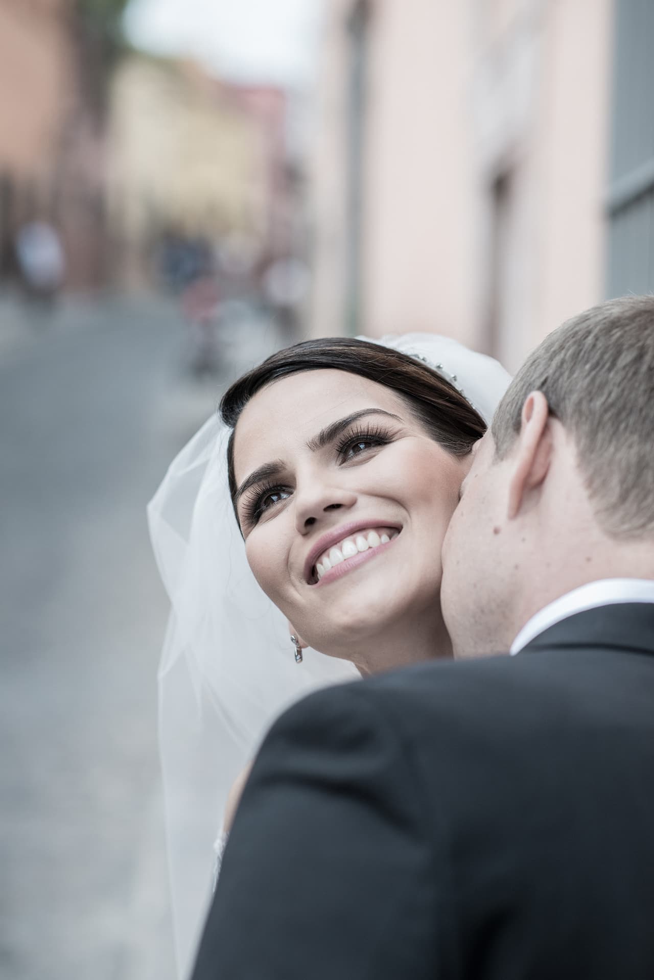 Karina Banda, presentadora de A Primera Hora, dio el sí en el altar. En una emotiva ceremonia religiosa, precedida por una colorida celebración por las calles de San Miguel de Allende en el estado de Guanajuato, México.