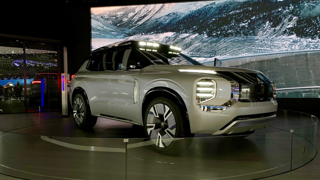 <h3 class="cms-H3-H3">Mitsubishi Engelberg Tourer</h3>
<br>Mitsubishi muestra un brio renovado con este impresionante concepto con tren motriz híbrido recargable, tracción integral y un sistema computarizado de control de propulsión que ajusta la respuesta de los distintos sistemas de asistencia al manejo, como el sistema de control de estabilidad, frenos ABS y el control de tracción.