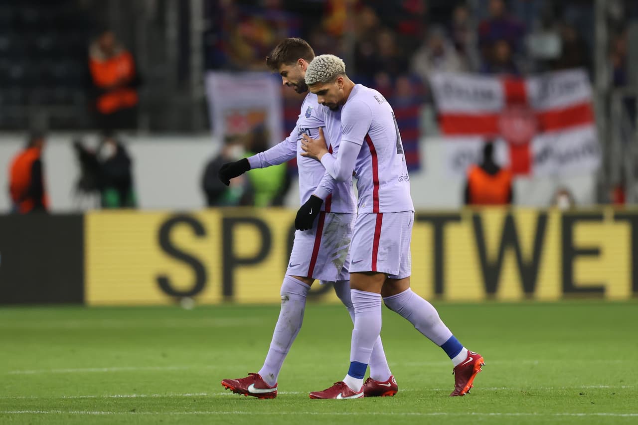 Gerard Piqué salió de forma sorpresiva del campo en el Frankfurt vs Barcelona