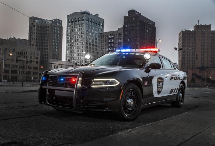 Mirenlo bien. Así de robusto luce el Charger Pursuit 2016, un vehículo que Dodge desarrolla pensando en las necesidades de las fuerzas de seguridad. La California Highway Patrol (CHP, por sus siglas en inglés) ha encargado 580 unidades de este vehículo para renovar su flota de patrullas.