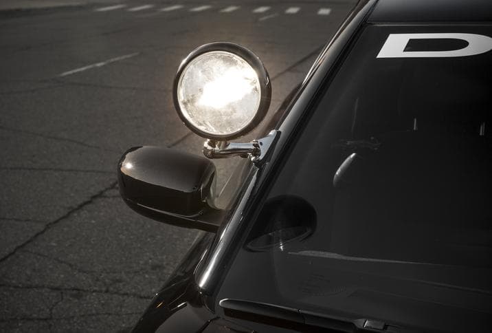 Los tradicionales reflectores de búsquedas, presentes desde la infancia de las patrullas policiales, no faltaron en la edición policiaca especial del Dodge Charger.