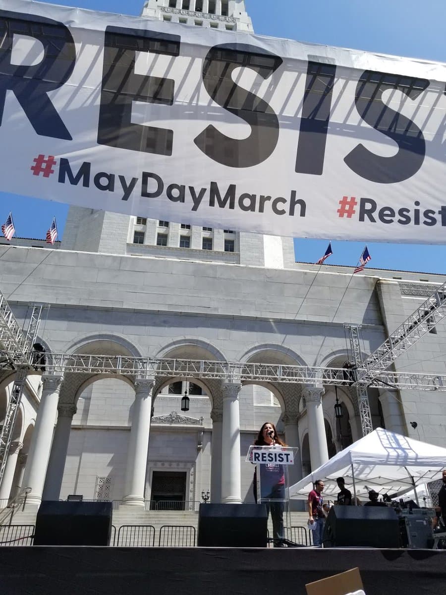 Angélica Salas, directora de CHIRLA, en el mitin frente al City Hall.