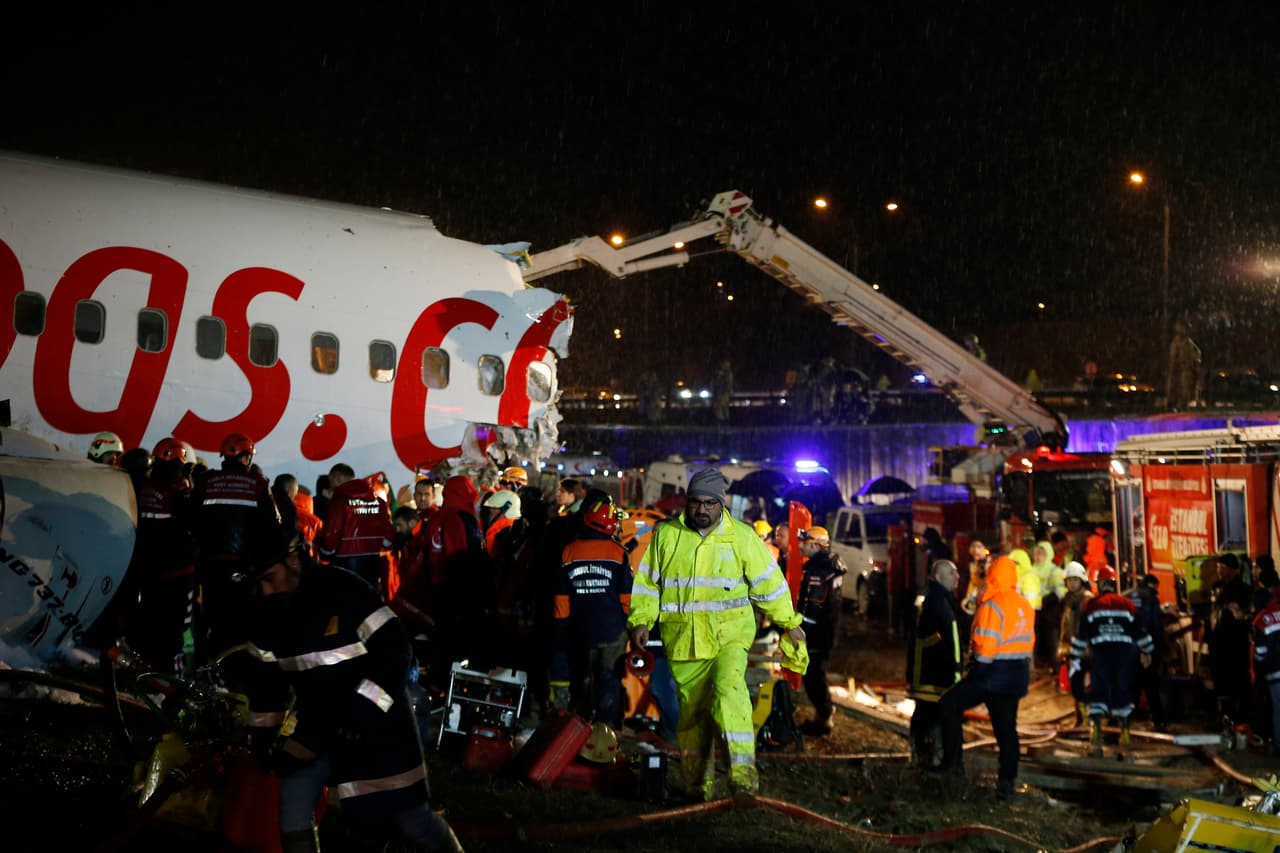 La televisora privada NTV informó que el avión, perteneciente a la aerolínea de bajo costo Pegasus, provenía de la ciudad de Izmir. El aparato se incendió después de patinarse, pero las llamas se extinguieron más tarde.