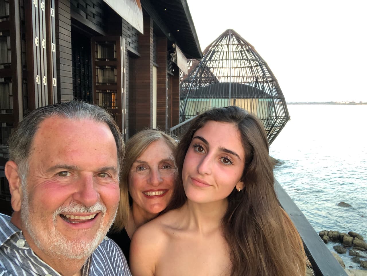 La luz era perfecta para otra foto familiar así que se tomaron esta tierna ‘selfie’ con el mar de fondo.
<br>