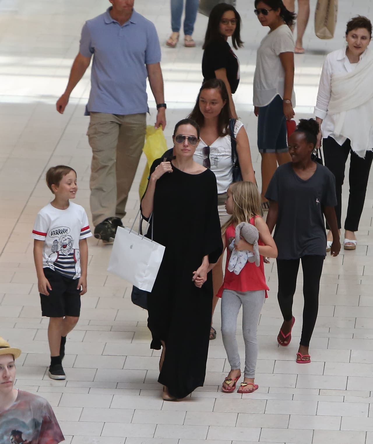 Mucha gente los reconoció a su paso por el centro comercial.