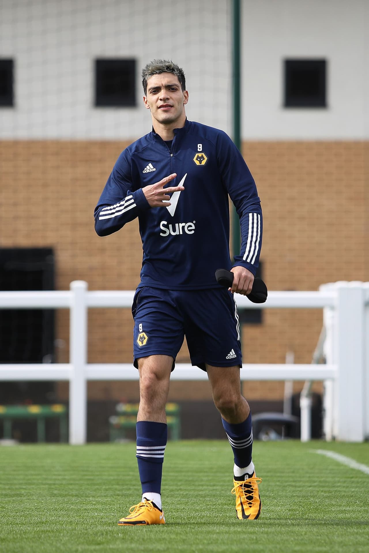 Raúl ha podido progresar de un trabajo físico básico a un entrenamiento competitivo completo desde principios de marzo; solo frenando el rumbo motorizado y los duelos aéreos.