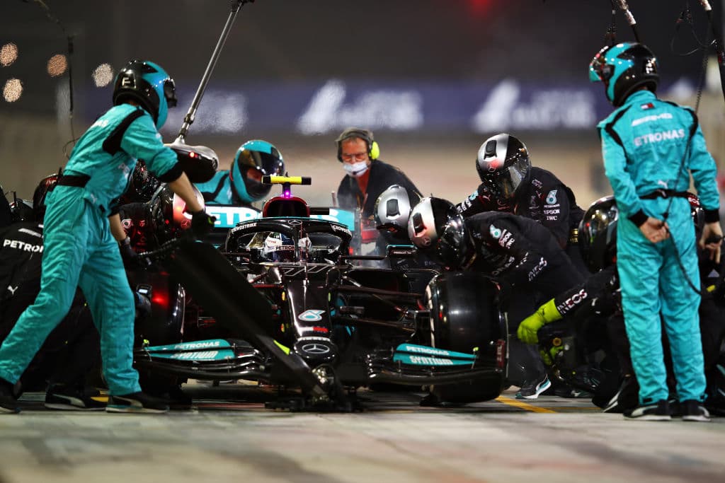 Inicia la Formula 1 con muchas sorpresas, Lewis Hamilton se corona campeón del primer Grand Prix del año, mientra que el mexicano Sergio Pérez, de ir en último lugar por un problema en su monoplaza, terminó quinto lugar en su debut con la escudería Red Bull. Su compañero Max Verstappen logró la segunda posición, mientras que Valtteri Bottas quedó en tercer lugar con Mercedes Benz.