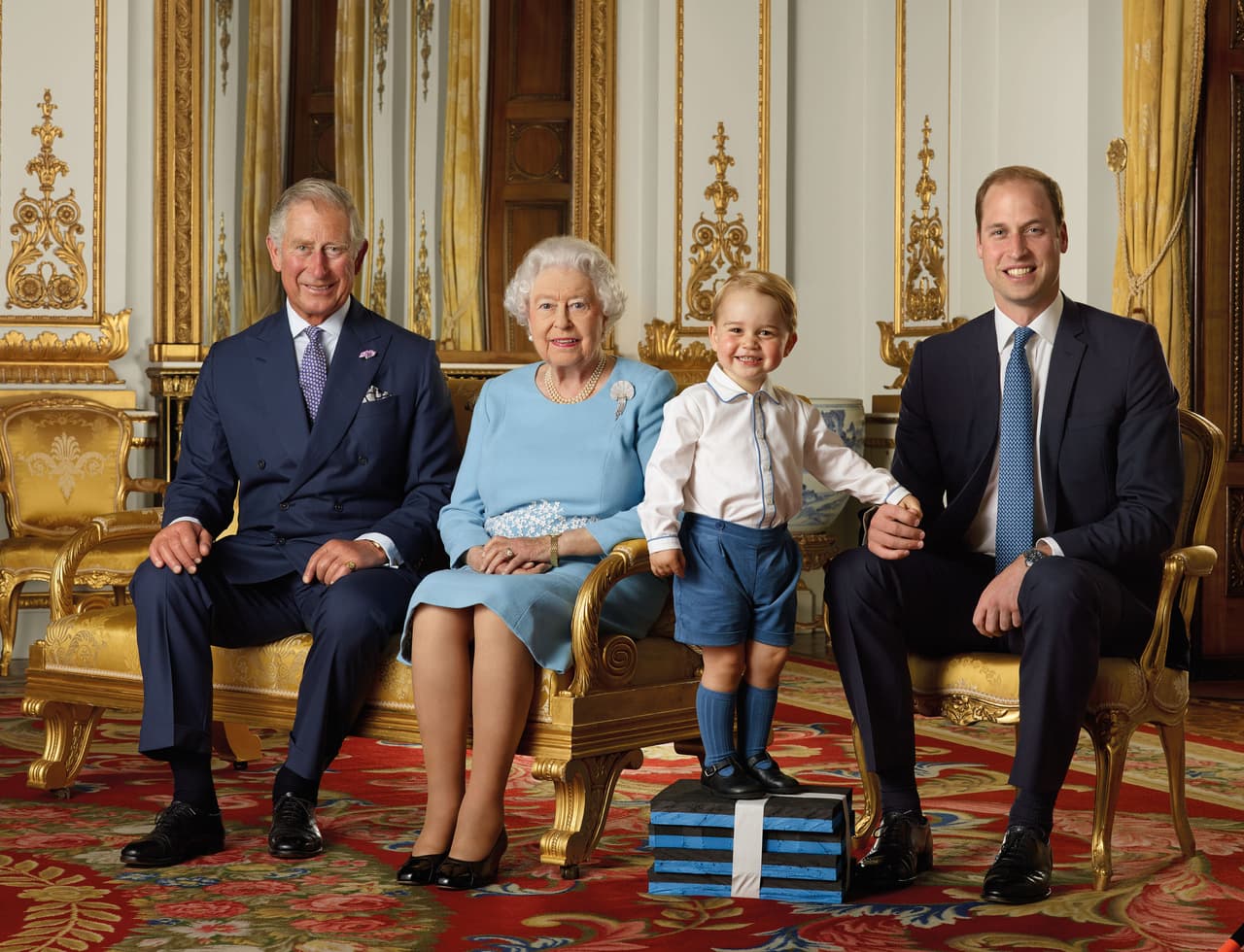La familia real británica lanzó el 20 de abril esta nueva imagen de las cuatro generaciones para conmemorar los 90 años de la Reina Isabel, con su hijo Carlos, su nieto William y bisnieto George.