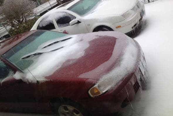 El hielo hizo estragos en los automóviles, tal y como nos muestra Rosie Shayonara Domínguez desde Oregon.