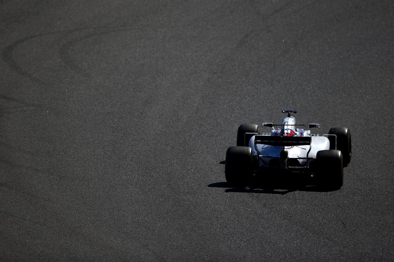 Williams introduce el FW40 para la temporada 2017 de la Fórmula 1. Con el motor Mercedes V6 turbocargado, van en busca de volver a los primeros planos como en 2014. Para este año, Felipe Massa decidió dar marcha atrás con su decisión de retirarse, y regresó para acompañar al debutante canadiense Lance Stroll, de 18 años.