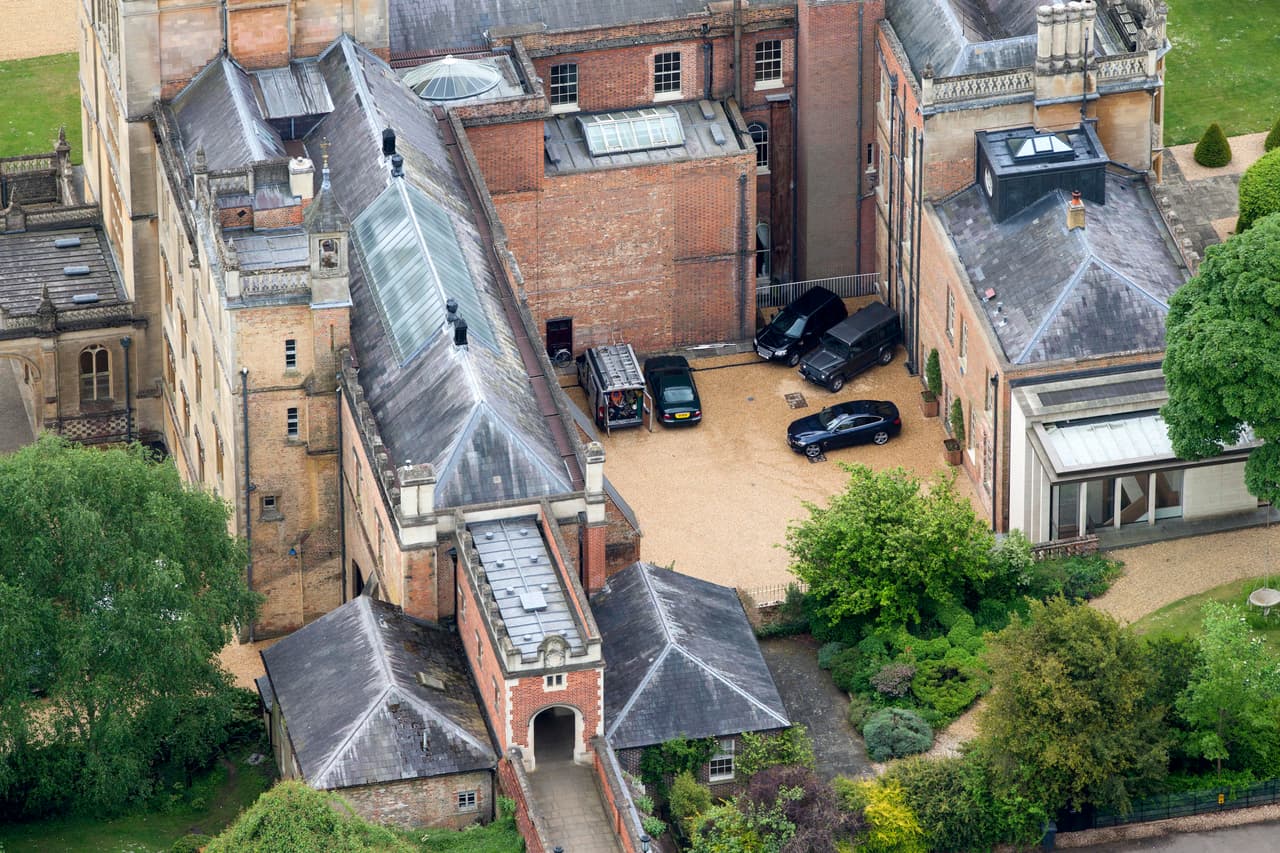 Los preparativos han tenido ocupados a los curiosos, que no quieren perderse ningún detalle. Esta imagen pertenece a la residencia que alguna vez fue de la Englefield, donde ahora queda un parque público y en cuyo predio se llevará a cabo la ceremonia.