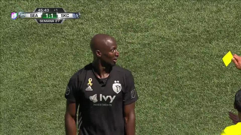 Tarjeta amarilla. El árbitro amonesta a Ike Opara de Sporting Kansas City