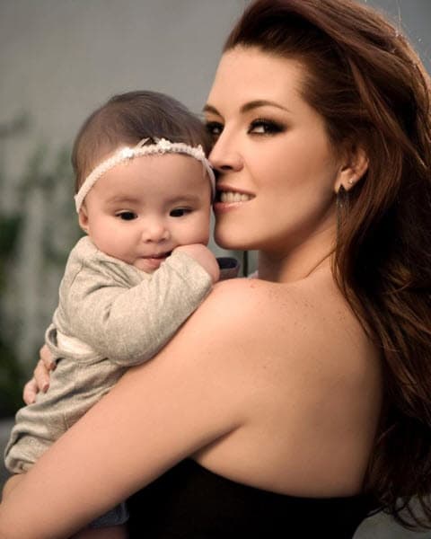 El 25 de junio de 2008, nació la hija de 
<b><a href="https://www.univision.com/entretenimiento/a-proposito-de-su-ultima-operacion-de-busto-alicia-machado-dice-me-quedaron-de-concurso">Alicia Machado,</a></b> la pequeña Dinorah Valentina.