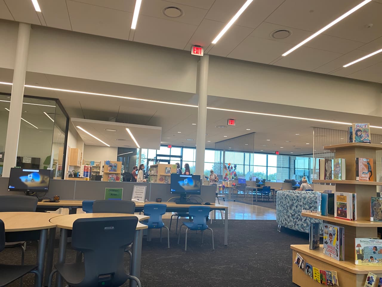 La biblioteca de 17,700 pies cuadrados está ubicada en 670 W. Sahuarita Road y es la biblioteca número 27 en el sistema de bibliotecas del condado de Pima.