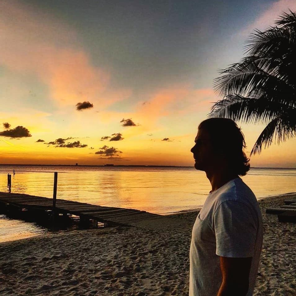 Los enamorados aún no planean tener una familia, y solo es el pequeño Benicio, hijo del actor, quien tiene una excelente relación con Paulina Goto. 
<br>