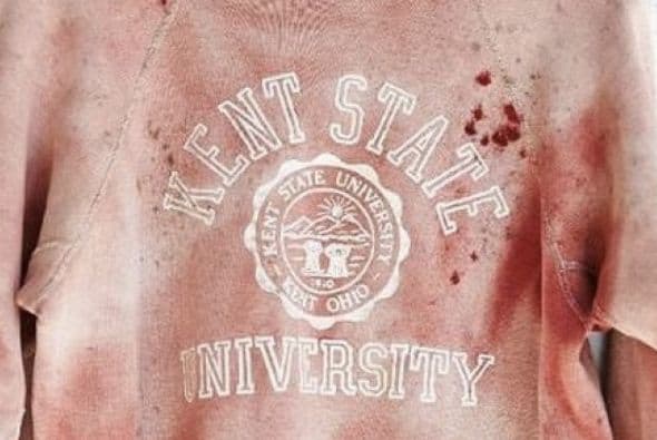 8. Urban Outfitters. Este año, la marca de ropa lanzó el diseño de una sudadera de la universidad estatal de Kent que parece salpicada de sangre. En dicho centro educativo murieron cuatro estudiantes durante una protesta en 1970. La firma, dijo, la idea era que la prenda pareciera retro y descolorida por el sol. (Imagen tomada de Twitter).
