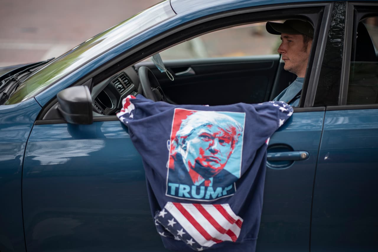 Otro manifestante que salió en su auto con una camisa con el rostro de Trump colgada en su puerta.