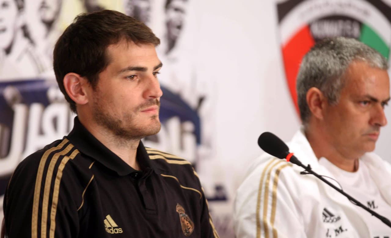 Durante su etapa en el Real Madrid, Mourinho afirmó que el capitán Iker Casillas era el mejor portero del mundo. Pero la relación con el portero español se rompió en diciembre de 2012 cuando el estratega portugués sentó al capitán.