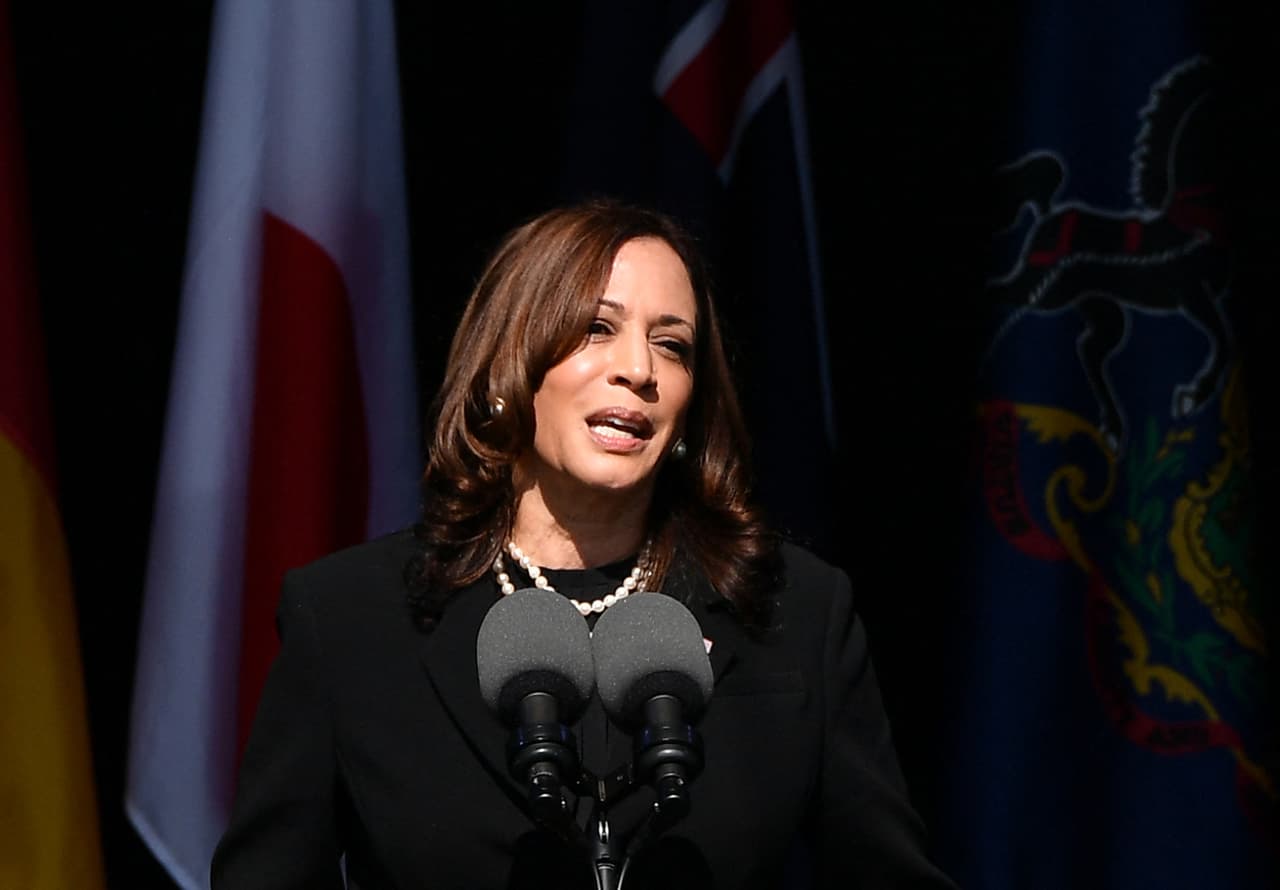 La vicepresidenta Kamala Harris encabezó la ceremonia en Shanksville, Pennsylvania, lugar donde cayó el vuelo 93 de United Airlines. Harris destacó el espíritu de colaboración con el que los pasajeros del avión se unieron para tratar de recuperar el control de la aeronave.
<br>