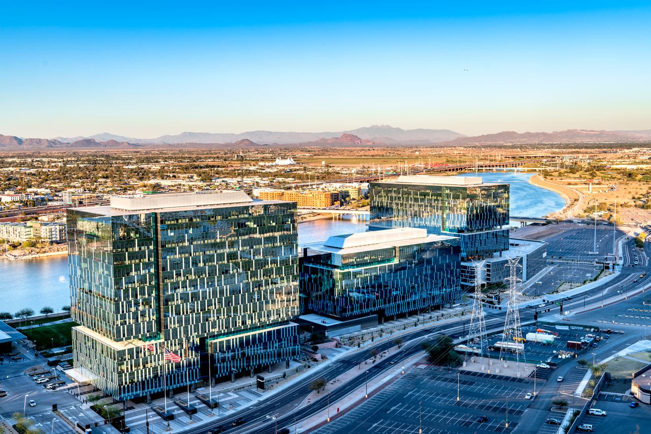 <b>Puesto 14. Phoenix, Arizona</b>
<br>
<br>Variación del precio promedio de la vivienda en un año: +21.7% (+57,980 dólares).
<br>
<br>Valor promedio de la vivienda en marzo de 2021: 325,684 dólares.
<br>
<br>Variación de la población en un año: +1.4% (+22,946 habitantes).
<br>
<br>Población: 1,633,017 habitantes.
<br>
<br>Variación del ingreso familiar promedio en un año: +4.9% (+2,694 dólares).
<br>
<br>Ingreso familiar promedio: 57,459 dólares.
<br>