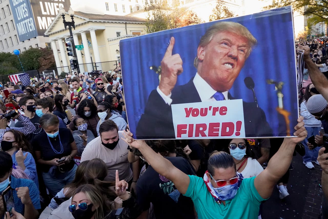 En Washington, no faltó la pancarta con la popular frase de Donald Trump : "You're FIRED", solo que esta vez el despedido fue él.
<br>