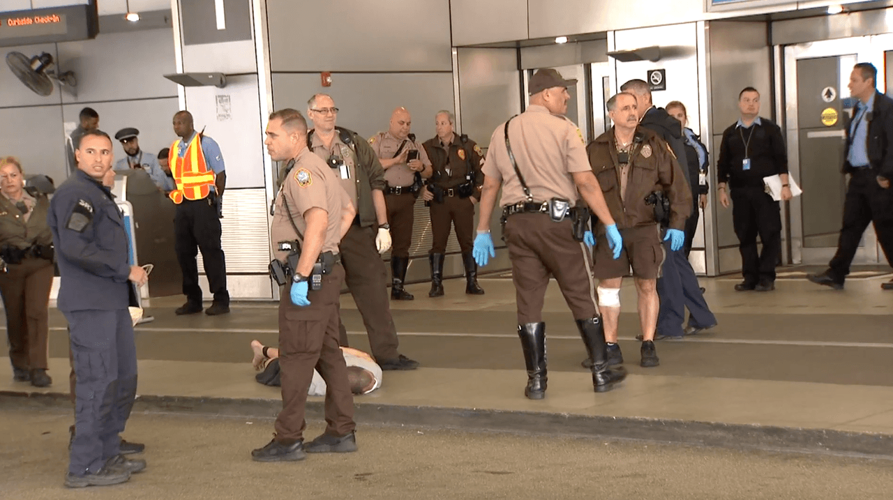 Arrestan a un hombre en el Aeropuerto Internacional de Miami