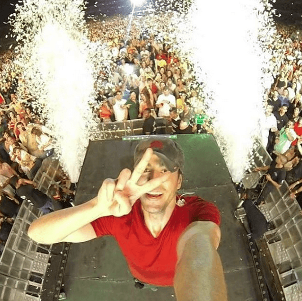 Dicho tema fue compuesto por ellos en 2009, y aseguraron que el tema de su autoría había sido ultrajado por el intérprete.