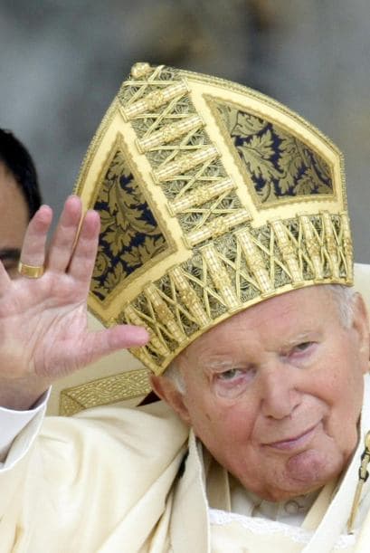 El decreto de las 'virtudes heroicas' es la primera parte de la canonización. Juan Pablo II la obtuvo el 19 de diciembre de 2009.