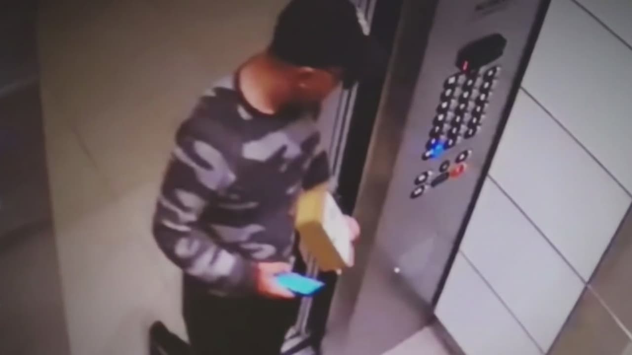 Policía busca a chófer de Uber Eats captado en cámara robándose un iPhone XI