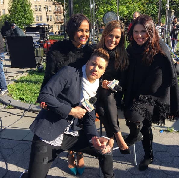 Todos bien juntitos en Nueva York para agarrar calor.