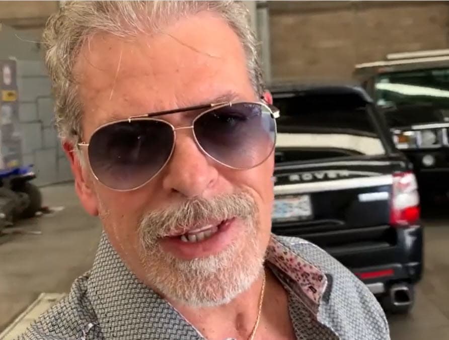 "Ahí vamos, ahí vamos, no a medio vapor sino a un cuarto de vapor por estas circunstancias", dijo con relación al cierre de algunos tipos de establecimientos ante la pandemia por el coronavirus.
<br>