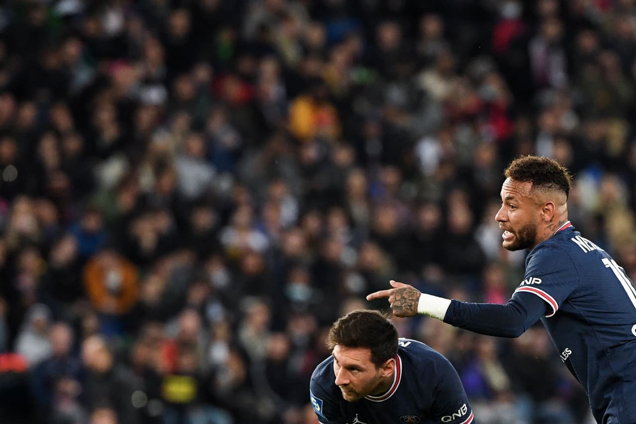 Lionel Messi y Neymar han sido duramente criticados por la afición parisina pese a que son campeones.