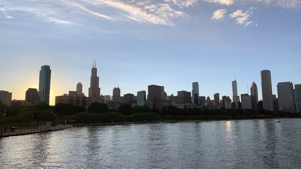 Chicago es la tercera ciudad más grande de Estados Unidos, después de Nueva York y Los Ángeles. Según el censo de 2020, Chicago tiene más de 2 millones 746,000 habitantes.