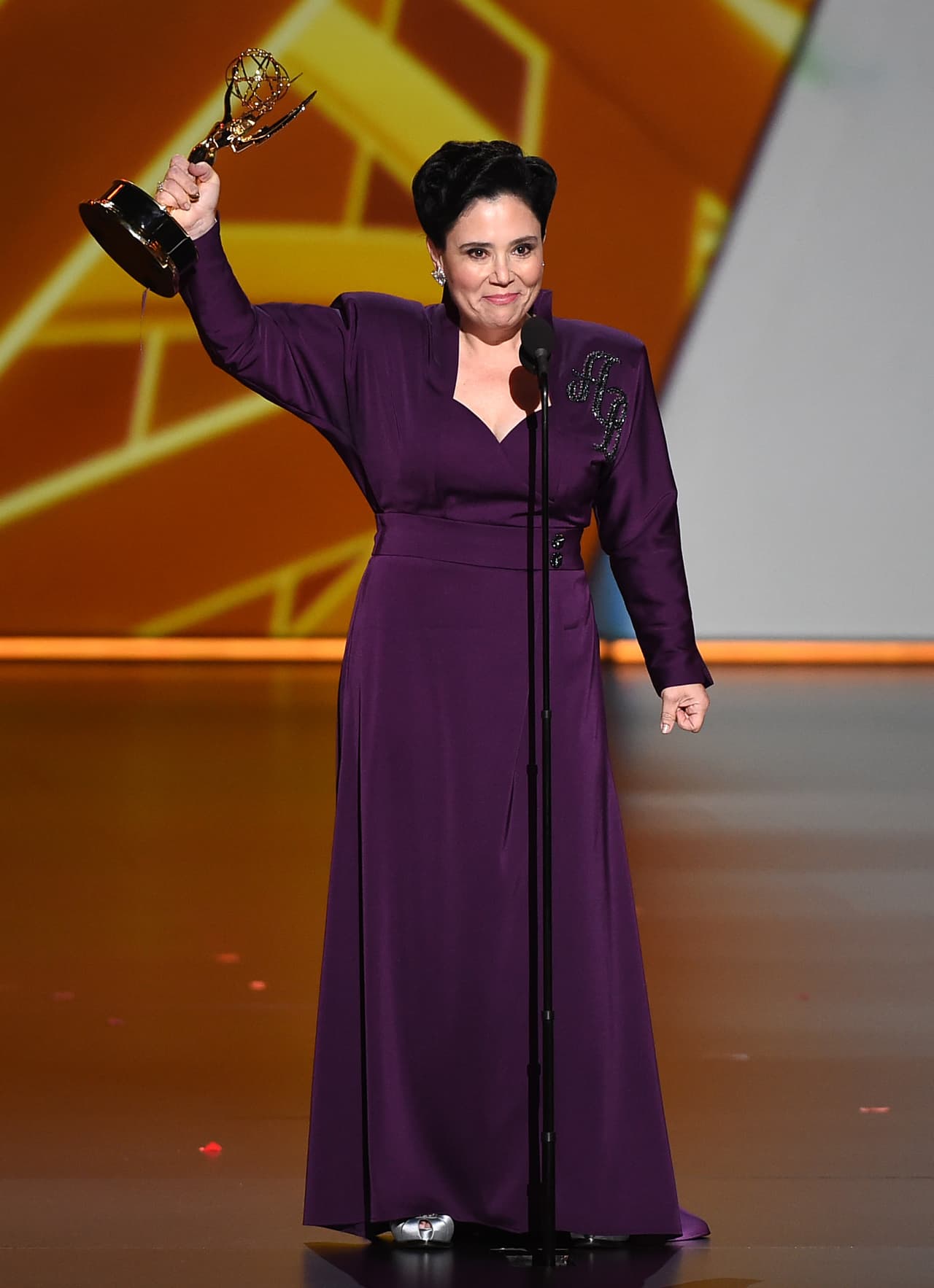 <b>2-</b> 
<b>Alex Borstein</b>, ganadora del Emmy a la Mejor actriz de reparto en una comedia, por su papel en 'The Marvelous Mrs. Maisel', contó que 
<b>su abuela sobrevivió al Holocausto</b> porque se atrevió a salirse de una fila en la que un guardia le había ordenado formarse. Ella preguntó qué le pasaría si se salía y él le respondió: 
<b>"Yo no voy a disparar, pero alguien lo hará"</b>. Eso nunca pasó. Por eso, Emmy en mano, la invitación de la actriz fue a dar un paso hacia el lado y salirse de la fila en pro de los sueños por cumplir.