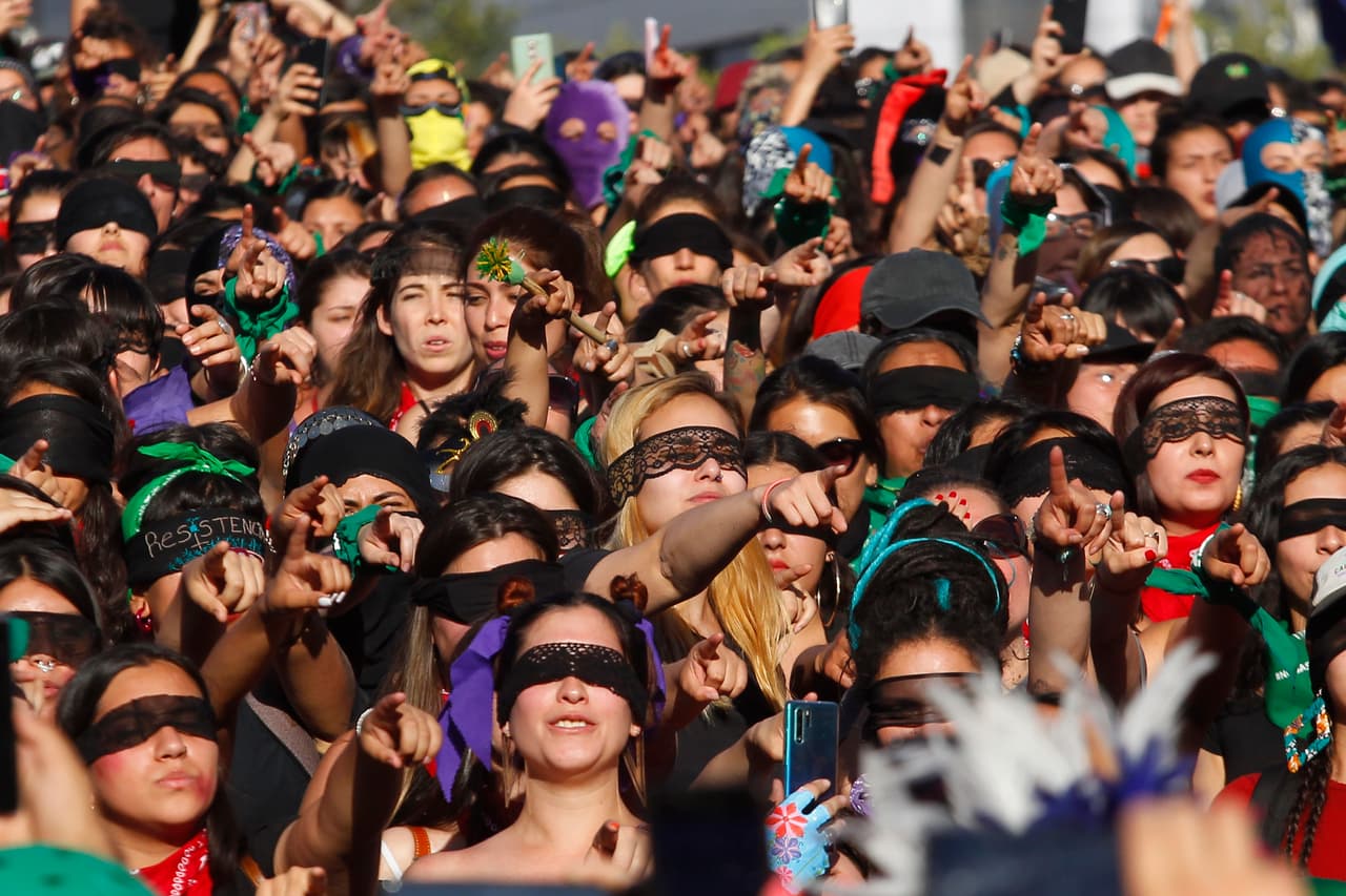 A modo de "contradicción" e "ironía", explican,
<b>una de las estrofas replica las líneas del himno de los carabineros de Chile:</b>
<i>"Duerme tranquila, niña inocente, sin preocuparte del bandolero, que por tu sueño dulce y sonriente vela tu amante carabinero". </i>