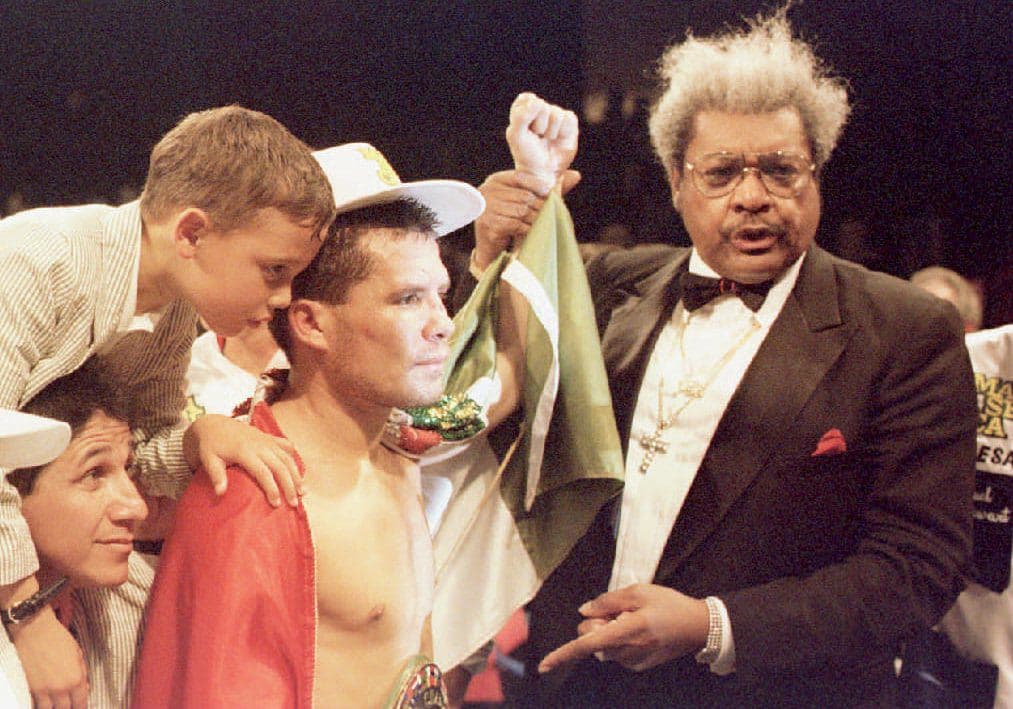 A la edad de 11 años se enfrentó al hijo del Jorge el ‘Maromero’ Páez en un pelea de exhibición a dos rounds, la pelea se transmitió en circuito cerrado por el sistema de televisión de paga Sky, Chávez Jr. resultó ganador. 
<br>