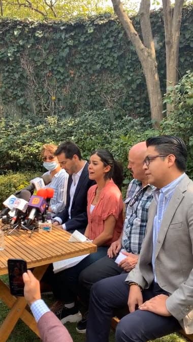 Entre lágrimas, la actriz expuso que la resolución se dio presuntamente por las "presiones de poder económico y político que tiene" por ser "miembro de una de las familias más adineradas y poderosas del país".
<br>