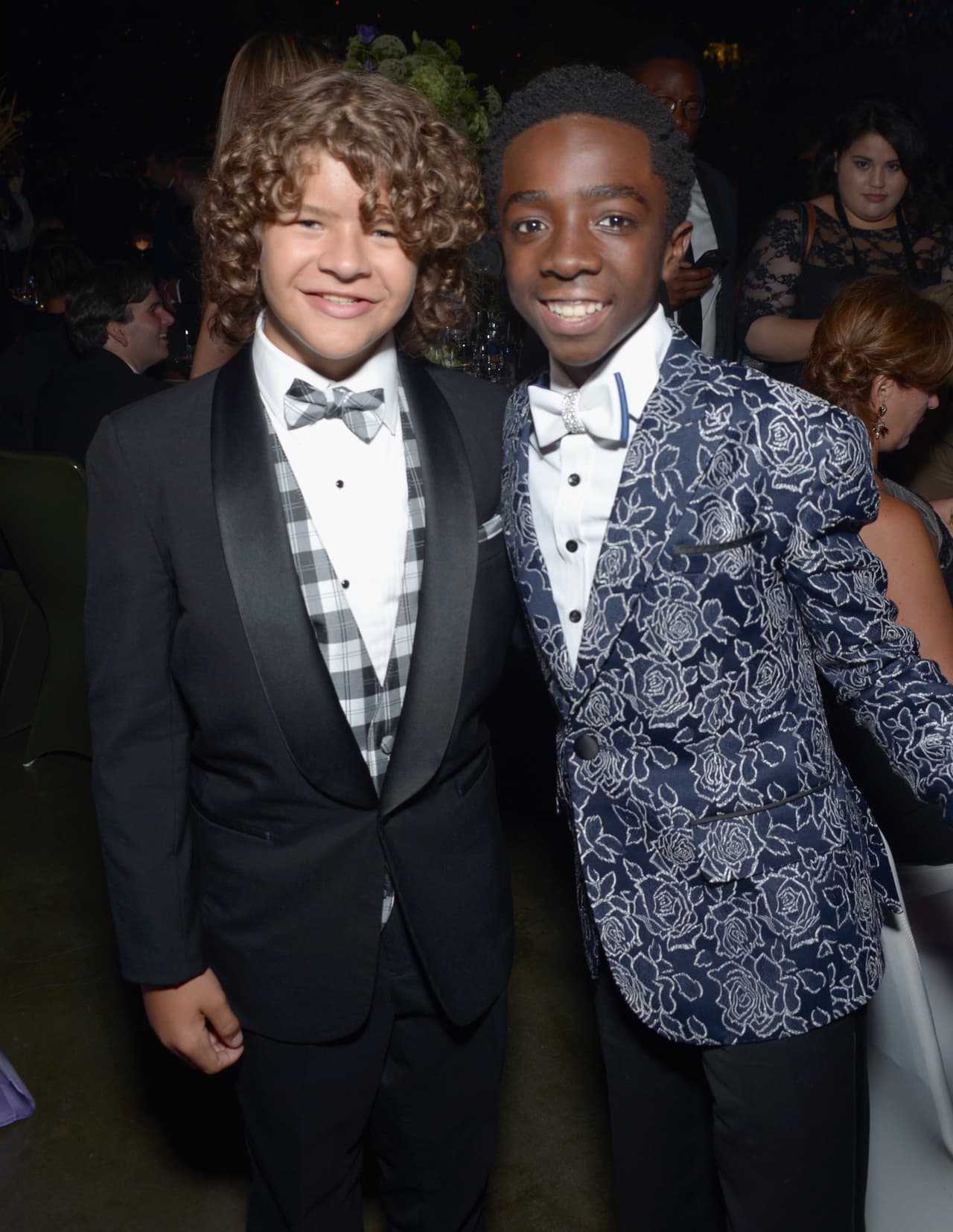 Los niños de 'Stranger Things', Gaten Matarazzo y Caleb McLaughlin, se desvelaron con tal de no perderse la fiesta.