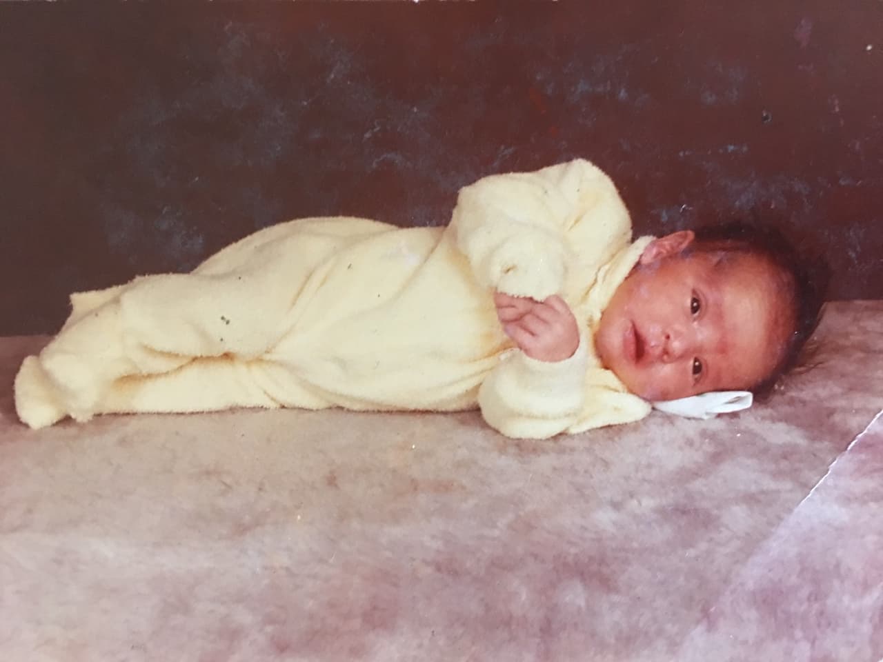 Su madre adoptiva recordó que Michael era un bebé inquieto, que necesitaba atención. "Mi madre me decía:" Acércalo a tu cara, dile que tu madre está aquí, tu madre está aquí ... eso es lo que más recuerdo, aunque ahora es hace mucho tiempo ", dijo.