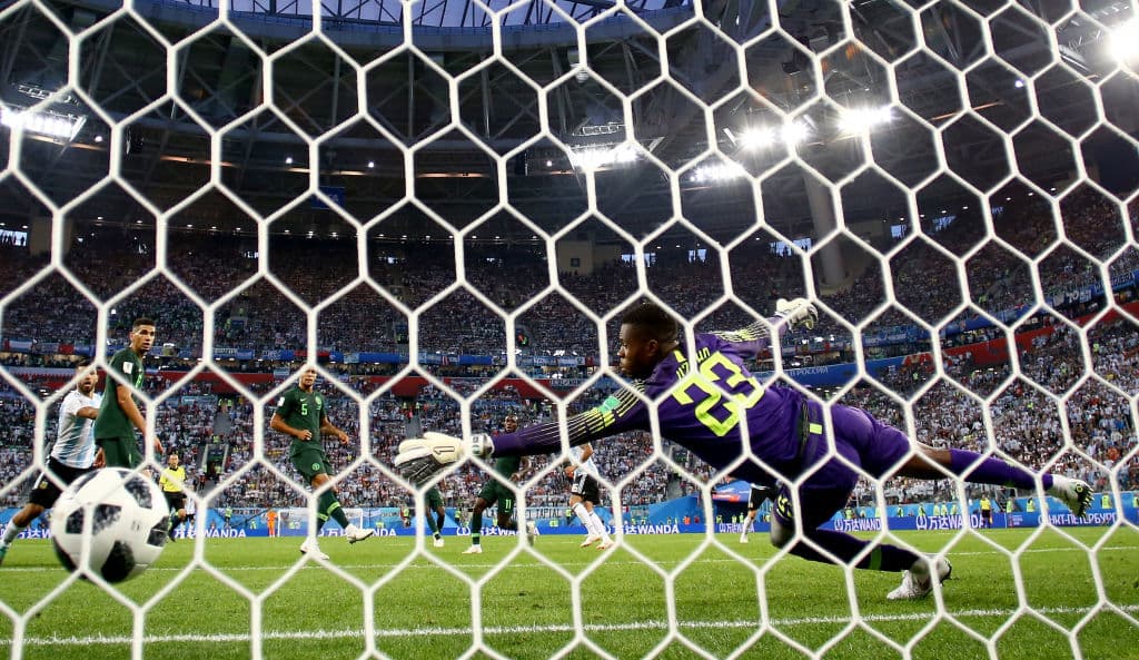 Así llegó un centro por la derecha para que Marco Rojo pateara con su pierna derecha para enviarlo al minuto 41 del segundo tiempo al fondo de la red y poner el 2-1 para Argentina.