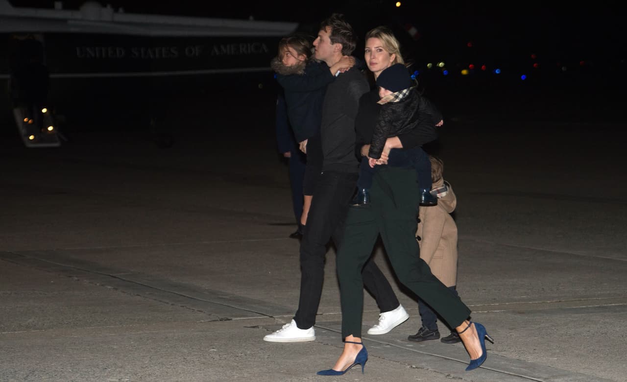 Ivanka ha usado estratégicamente sus redes sociales para mostrar cómo ella parece combinar perfectamente su agitada vida en el poder con la de ser mamá. Mientras en la adminsitración anterior, la privacidad de las pequeñas Obama se cuidaba con celo, Ivanka atrae más seguidores publicando graciosas fotos de sus hijos compartiendo con ella en la Casa Blanca. En la noche del 12 de febrero antes de tomar el Air Force One para regresar de Floriada a Washington Ivanka dio lecciones de estilo llevando unos 
<i>sweatpants</i> (pantalones de corte sudadera) con unos 
<i>kitten heels</i> azules dejando claro que sus labores de madre no ponen en jaque su devoción por el estilo.