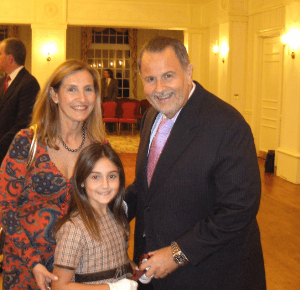 Pero la encantadora Mia también ha puesto en aprietos a su famoso padre.