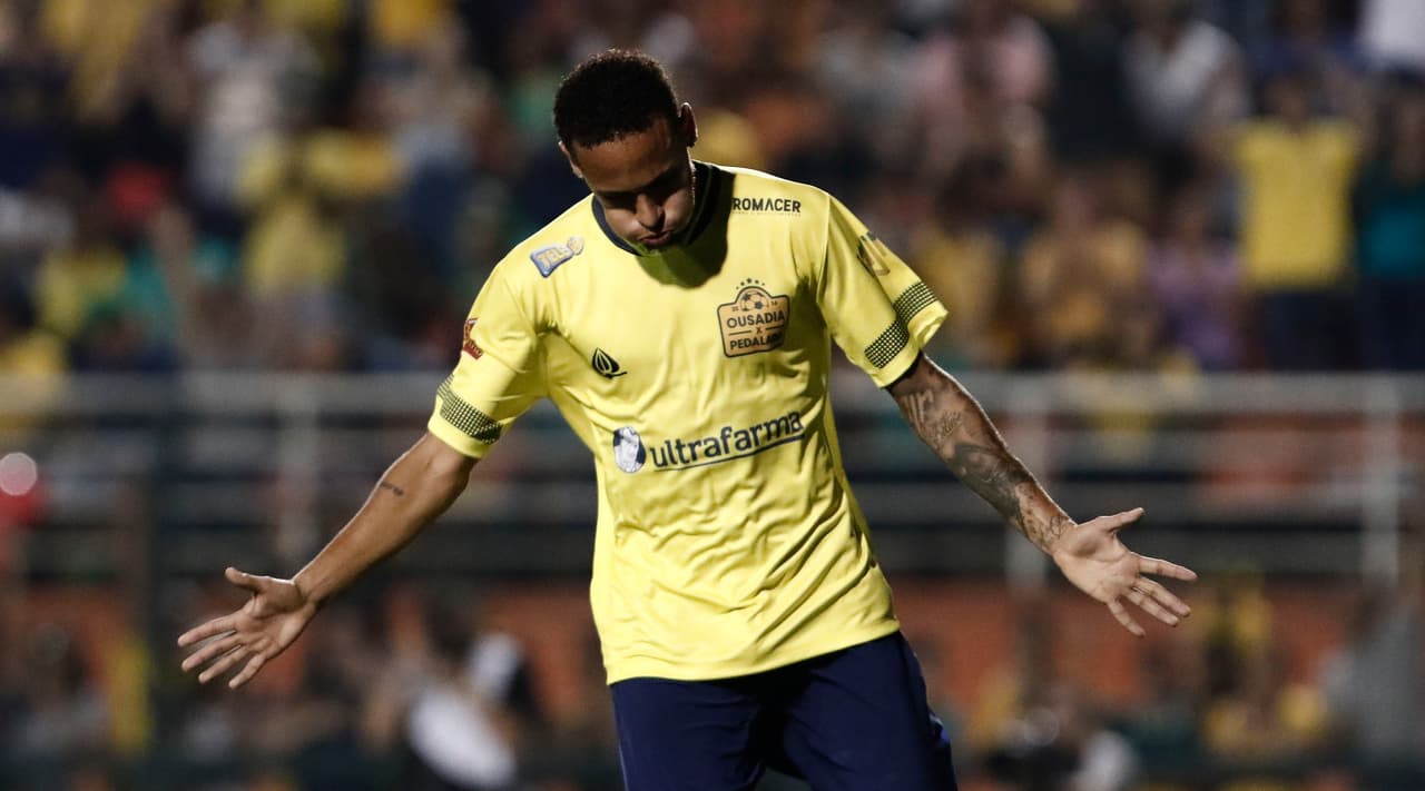 La hinchada cumplió de manera general con el requisito de los organizadores de no vestir camisetas de sus clubes favoritos con excepción de la elástica de la selección brasileña de fútbol y la del Chapecoense.