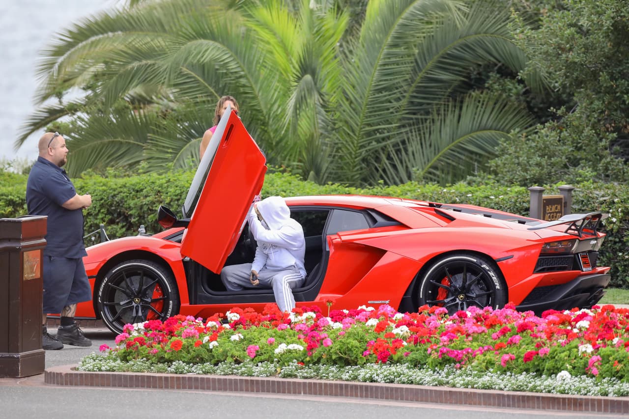 Después de atender a sus seguidores,
<b> Justin Bieber se subió de inmediato a su Lamborghini, </b>calificado por él mismo como 'My baby girl' en un video publicado en stories de Instagram.