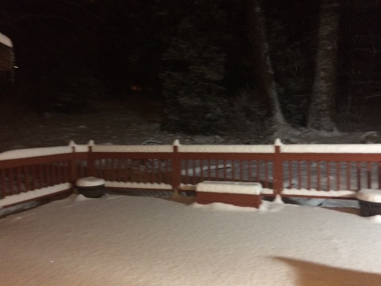 Los accidentes no se han hecho esperar, durante la noche del 26 de diciembre, el hielo en la Interestatal 17 aparentemente causó al menos un cierre de autopista, cuando un camión se desvió en carreteras heladas a través de la mediana y rodó, bloqueando los carriles hacia el norte durante varias horas.