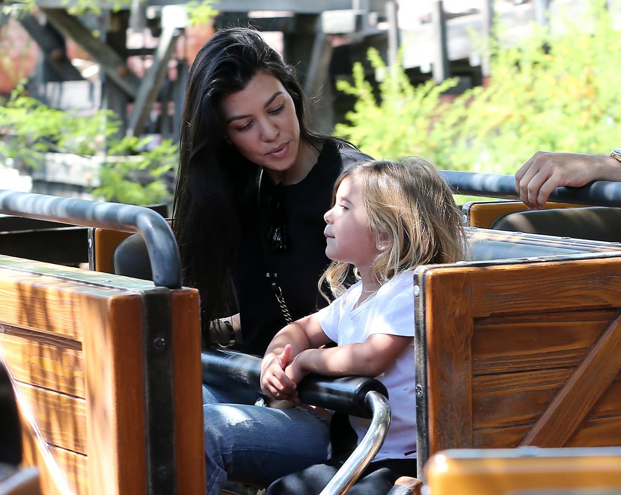 Kourtney, Scott y los chicos disfrutaron de juegos clásicos como 'It's A Small World', 'Thunder Mountain', 'Dumbo' y 'Mr Toad's Wild Adventure'.