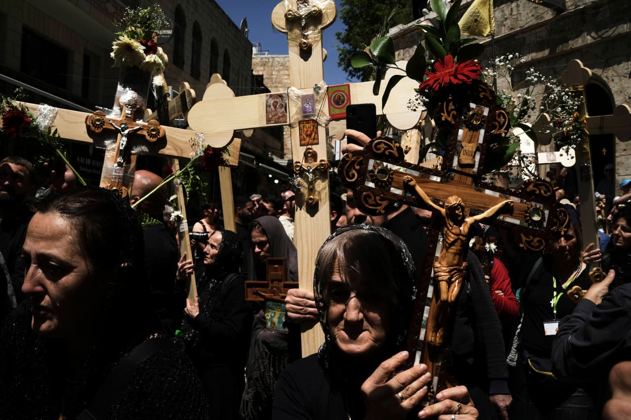 Peregrinos cristianos cargan cruces durante una procesión de Semana Santa en la Ciudad Vieja de Jerusalén, el Viernes Santo, 18 de abril de 2025.
<br>
<br>Para algunos creyentes, como Joseph Roussos en la isla griega de Syros, esta coincidencia representa un avance significativo. Recuerda épocas en que las celebraciones dividían a las comunidades, y considera que compartir una misma fecha es un gesto de armonía que, aunque pequeño, refleja una voluntad de acercamiento entre ramas del cristianismo que durante siglos caminaron separadas.
<br>